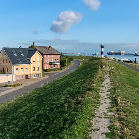 Moderne Feuerwache Direkt Am Elbdeich Bei Moldenhauer Hollern-Twielenfleth